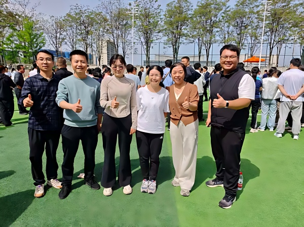 混合教工组摸石头过河决赛.jpg