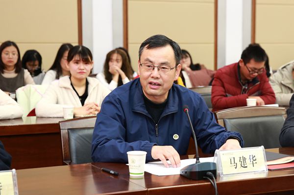 马建华副校长主持聘任仪式.jpg