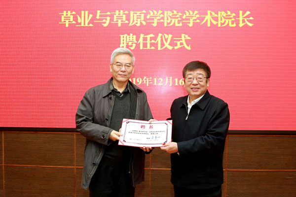 吴普特校长为南志标院士颁发学术院长聘书.jpg
