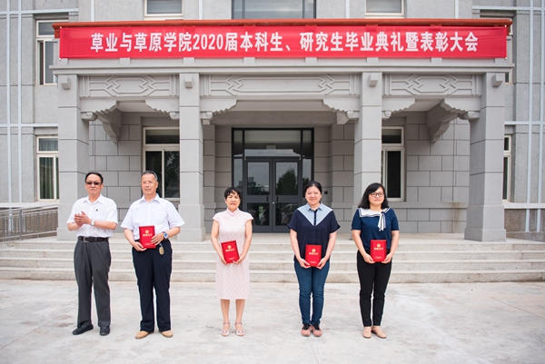 呼天明院长为获得2020年“我心目中的好导师”和“我最喜爱的老师”颁奖.JPG