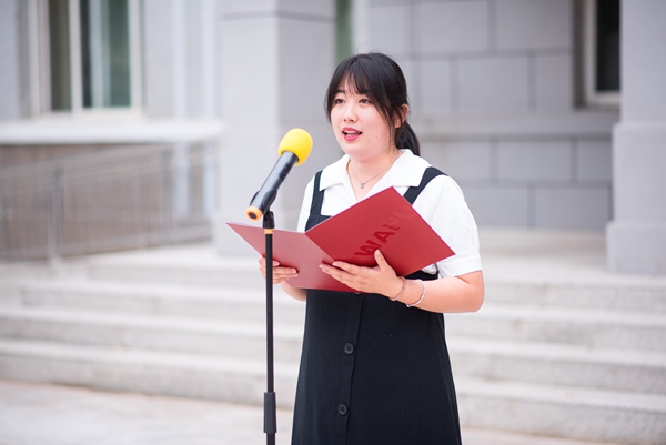 学生代表2016级草业科学专业张丽芸发言.JPG
