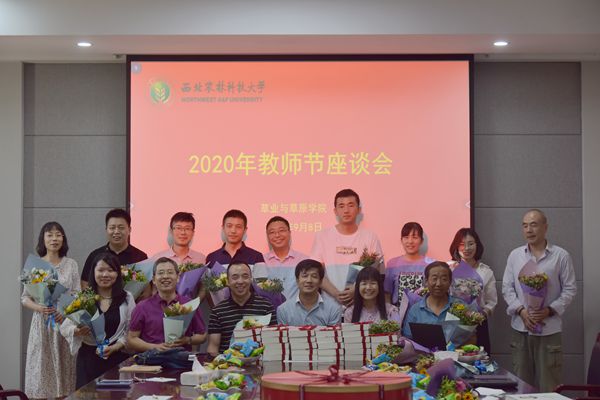 学院用鲜花为教师们送去节日的祝福3.jpg