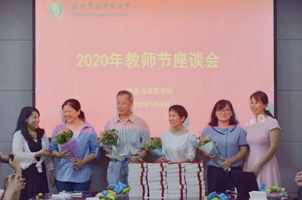 学院用鲜花为教师们送去节日的祝福.jpg