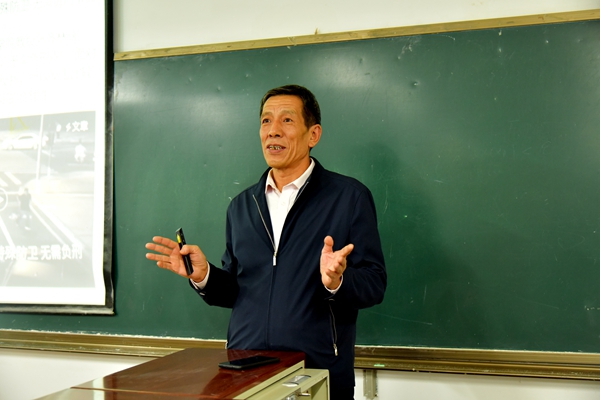 校保卫处王云峰副处长做培训报告.JPG
