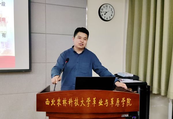 学生处艾孜买提作宣讲报告.jpg
