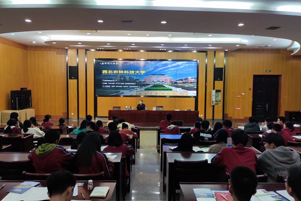 阮鹏副书记在萧山区第三高级中学给学生作宣讲报告.jpg